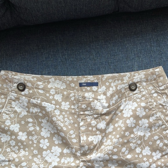 GAP SHORTS SIZE 4 - Picture 2 of 11